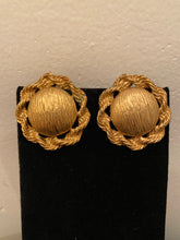 Load image into Gallery viewer, Vintage clip-on gold earrings