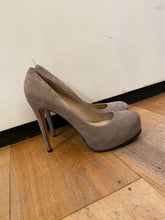 Load image into Gallery viewer, Pour La Victorie taupe suede pumps