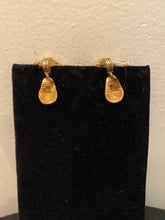 Load image into Gallery viewer, Vintage clip-on gold earrings