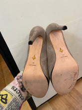 Load image into Gallery viewer, Pour La Victorie taupe suede pumps